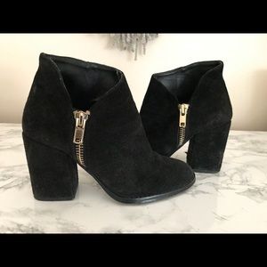Suede black booties with gold zip